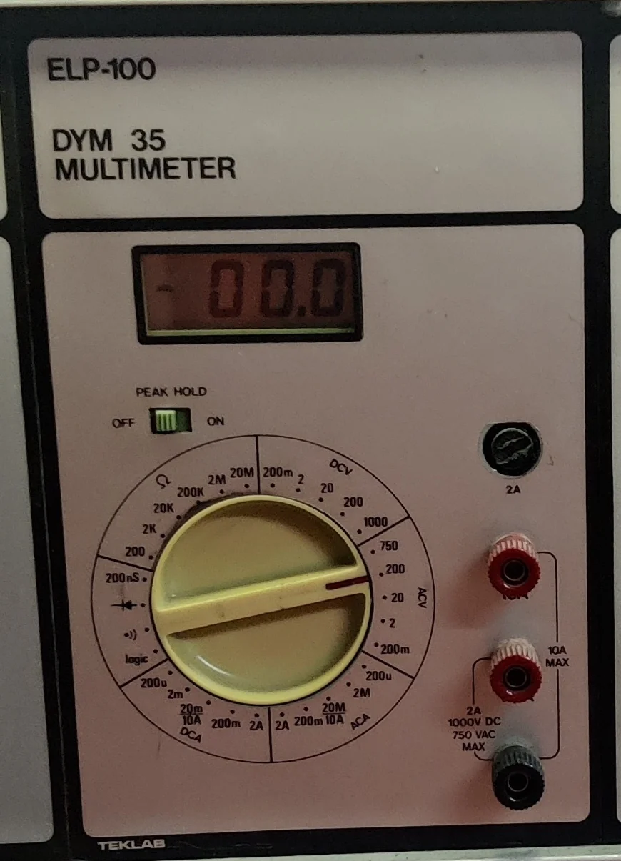 Elektroniikkapöytään integroidun DYM 35 -yleismittarin etupaneeli, näyttö ja mittausalueiden valitsin.