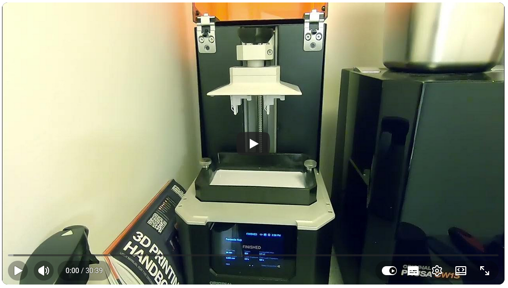 Videon esikatselukuva: Prusa SL1S SPEED -hartsitulostin ja sen tulostusalusta